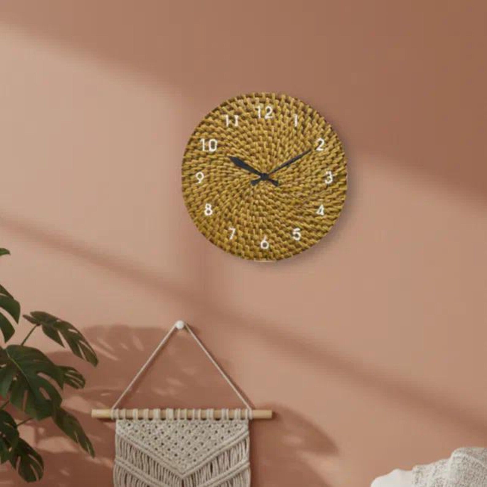 Monogram Rattan Görünümlü Duvar Saati – Bohem Hasır Örgü Desenli 6mm MDF